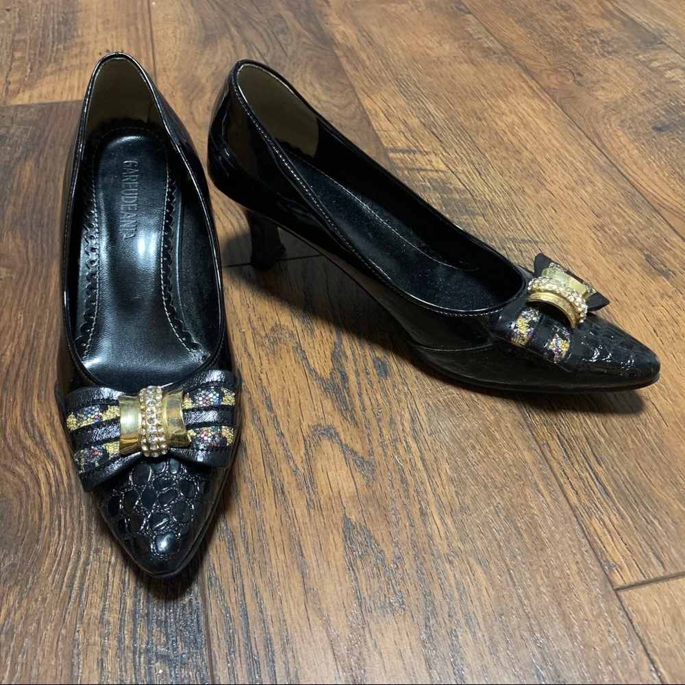Black pumps
